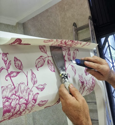 corta_el_papel_pintado_sobrante