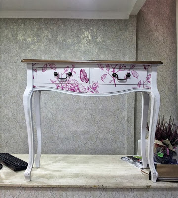 Móvel forrado e restaurado com papel de parede