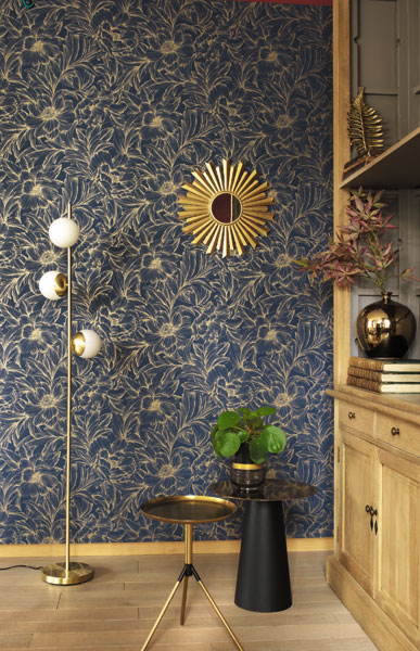 Papel de parede floral escuro com dourado