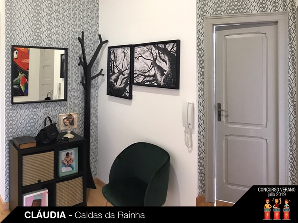 Parede decorada com papel geométrico