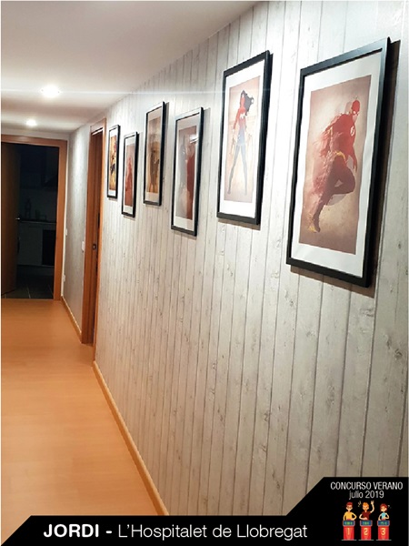 Parede decorada com papel imitação madeira