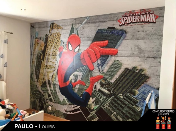 Parede decorada com fotomural spiderman