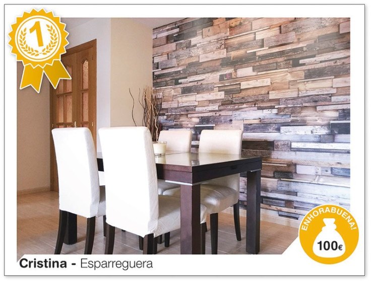 Sala decorada com papel de parede imitação madeira desgastada